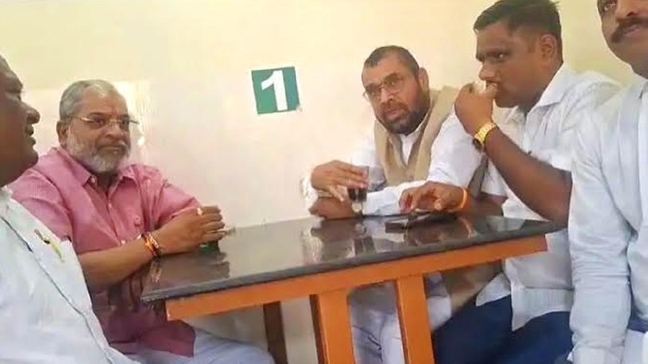 कट्टर राजकीय वैर विसरून ‘चाय पे चर्चा’; इंदापुरात राजू शेट्टी-सदाभाऊ खोत पुन्हा एकत्र