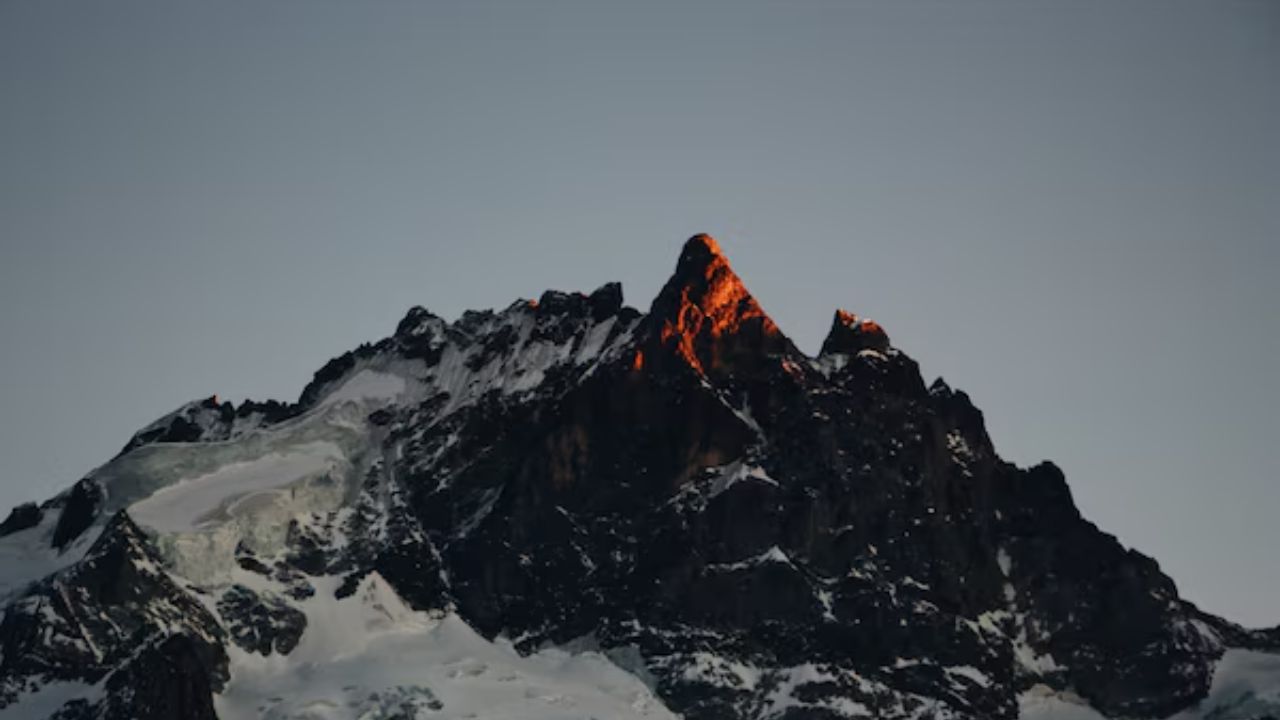 जय भोलेनाथ; गोठवणारी थंडी, डोंगरदऱ्यातला जीवघेणा रस्ता, तरीही का करतात शिवभक्त कैलास मानसरोवराची यात्रा करतात ?