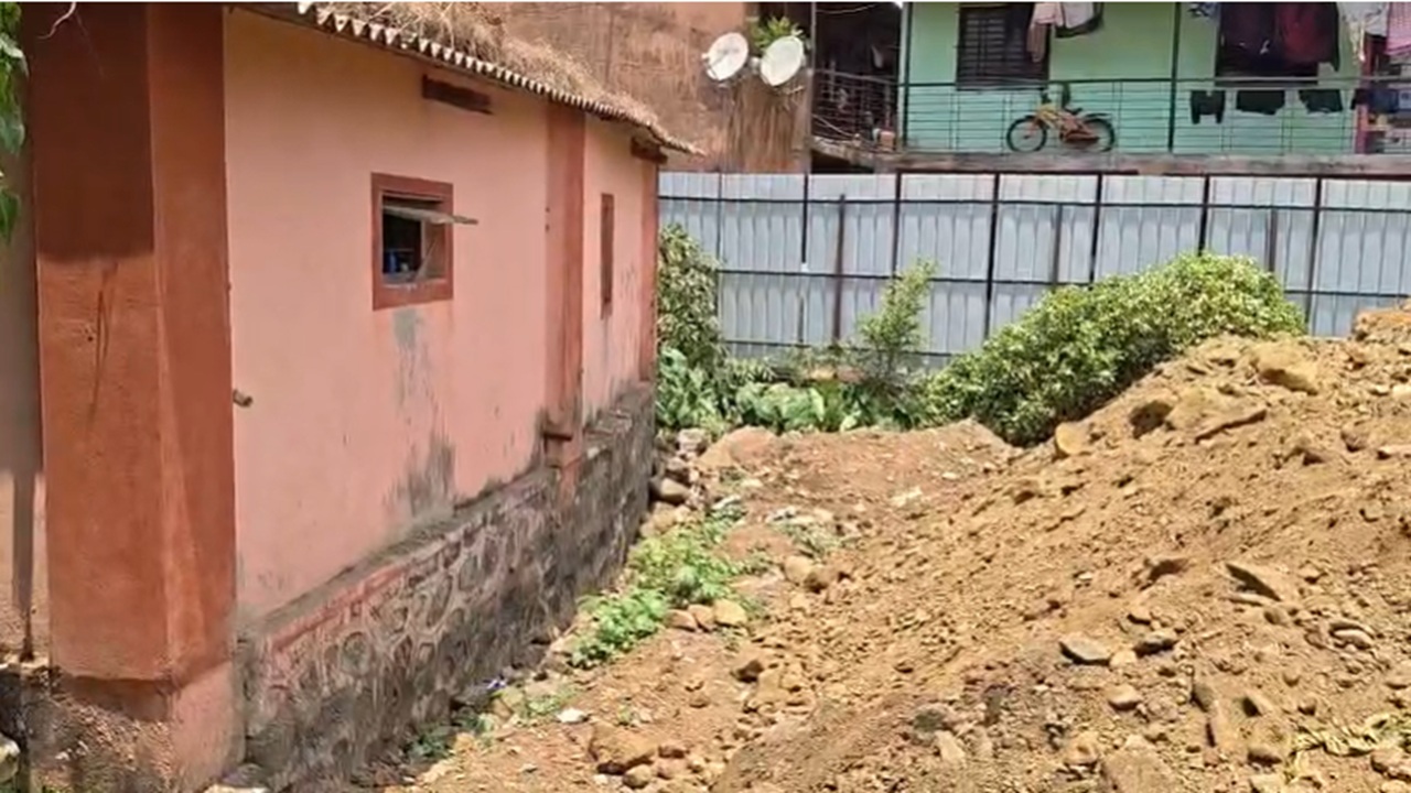 Karjat News : नेरळमध्ये पावसाळ्यापूर्वी भीतीचे वातावरण! बिल्डरच्या माती भरावामुळे नैसर्गिक नाला बंद