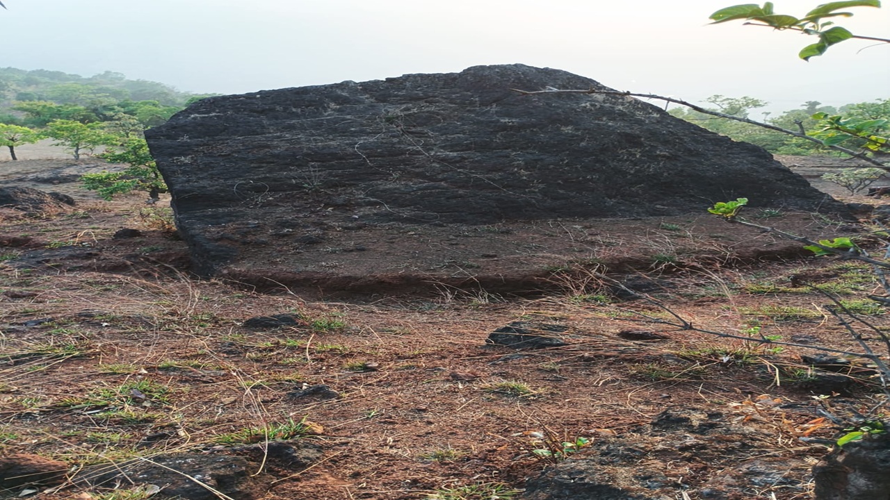 Satara News : 2019 पासून जमिनीत भेगा, घरांना तडे; मोरेवाडीवर दरडसंकटाचे गडद सावट; ग्रामस्थांची आर्त हाक – ‘आमचं माळीण होऊ देऊ नका’