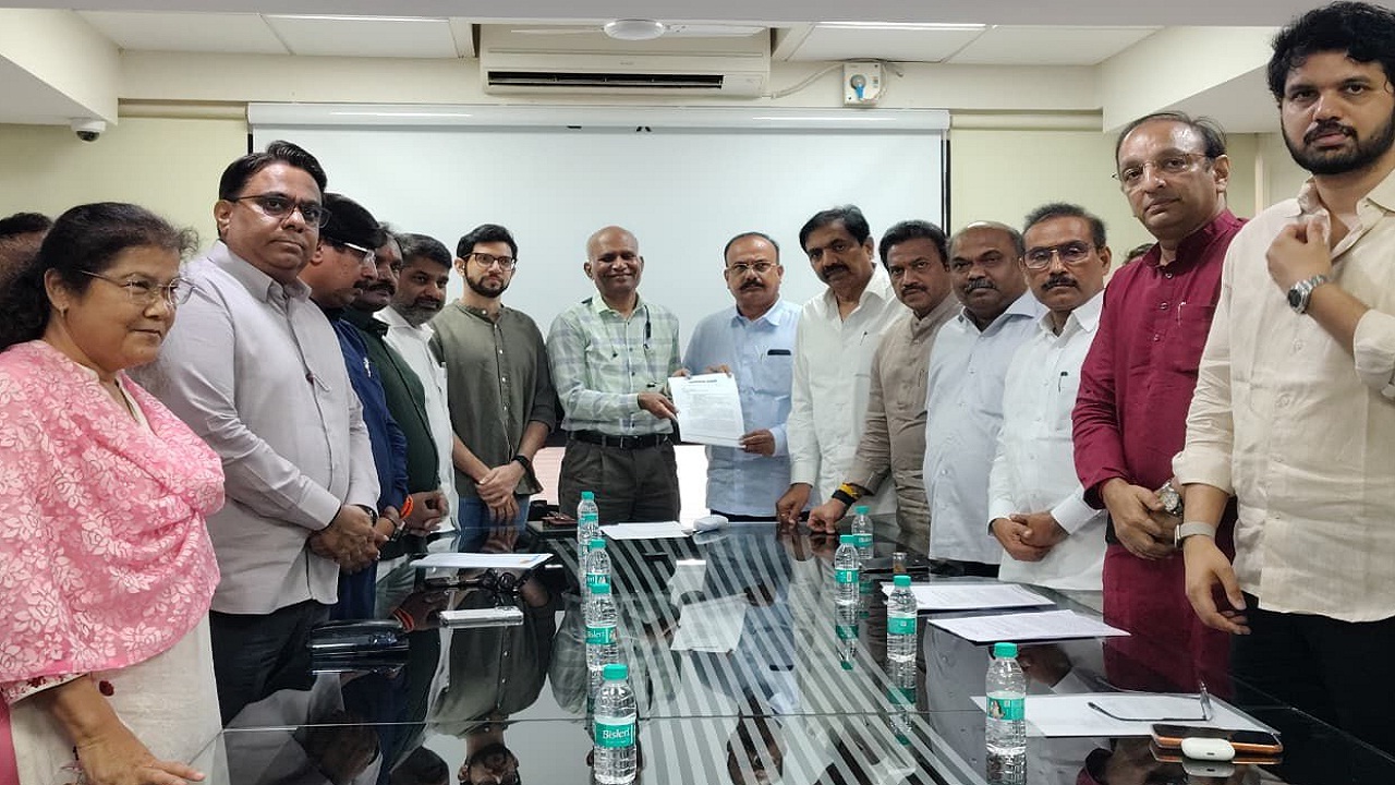 महाविकास आघाडीच्या नेत्यांनी घेतली निवडणूक अधिकाऱ्यांची भेट; केली ‘ही’ मोठी मागणी