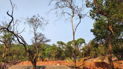 Matheran News : वाहनतळाच्या नावाखाली बेकायदा माती उत्खनन; वन आणि महसूल विभागाची डोळेझाक