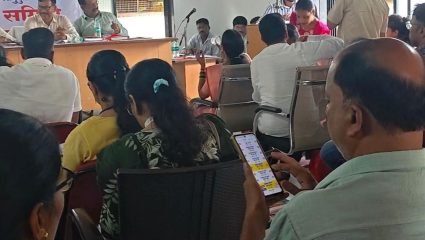 अधिकारी चक्क ‘मटक्याचे आकडे’ पाहण्यात व्यस्त, सावंतवाडीतील ‘तो’ VIDEO व्हायरल; प्रशासकीय वर्तुळात खळबळ