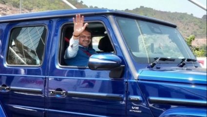 मिसिंग लिंकवर महागड्या गाडीचे स्टेअरिंग मुख्यमंत्र्यांच्या हाती; कारची किंमत वाचून हैराण व्हाल!