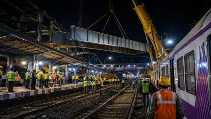 Mumbai Local : मुंबईकरांनो लक्ष द्या! गर्डर लॉन्चमुळे अनेक लोकल फेऱ्यांवर परिणाम, शनिवारी रात्री लोकल सेवेत बदल, प्रवाशांना सूचना
