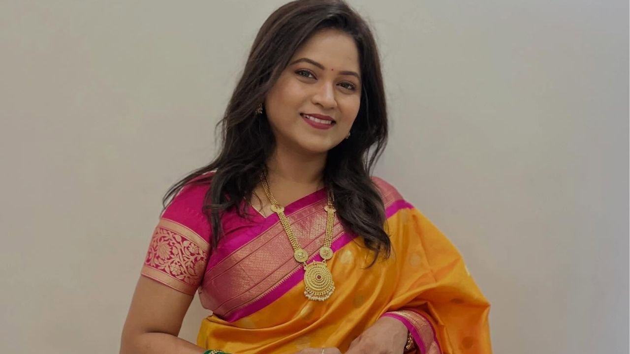 पोस्टखाली अभिनेत्रीने सुंदर असे कॅप्शनही दिले आहे. कॅप्शनमधून अभिनेत्रीने तिच्या चाहत्यांना महाराष्ट्र दिनाच्या शुभेच्छा दिल्या आहेत. 