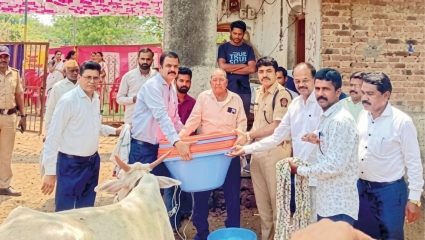 Akola News : सरस्वती मंदिर शाळेत गोमाता सन्मान दिन! माजी विद्यार्थी संघाचा पुढाकार; प्रचार रथाद्वारे केली जनजागृती