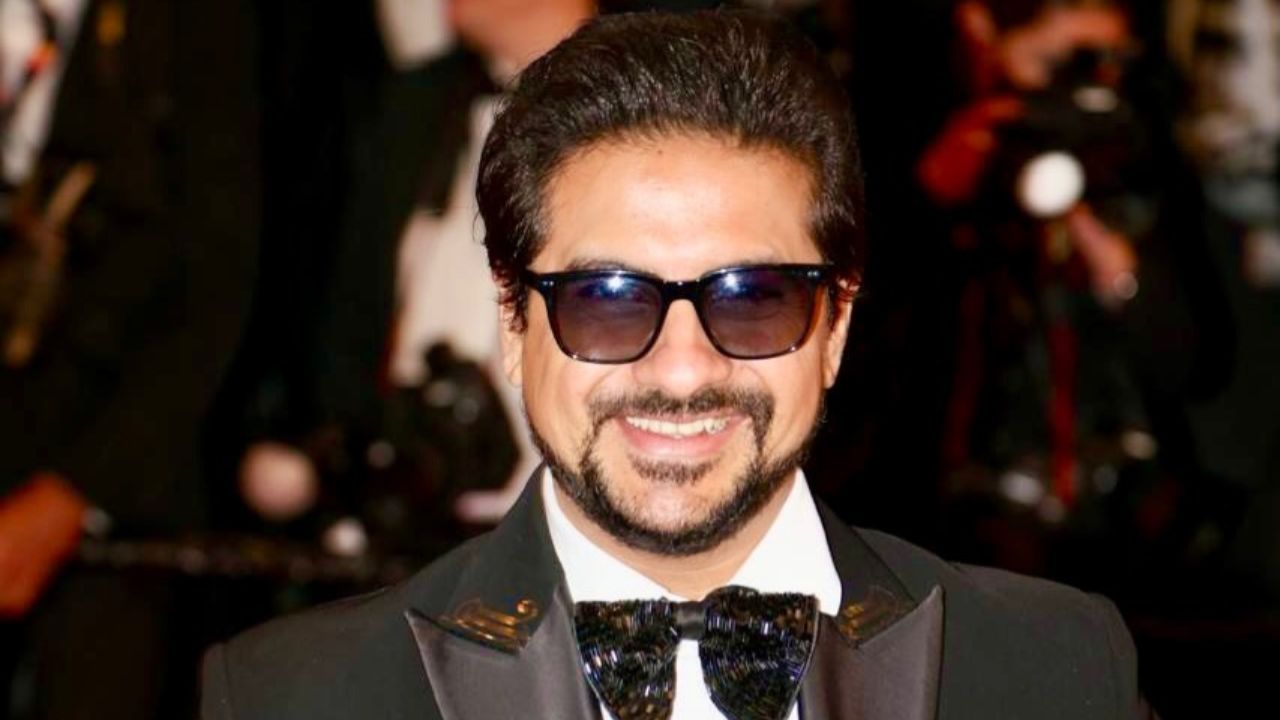 पुष्कर जोगने या कार्यक्रमात Gentleman लुक केला आहे. काळ्या रंगाचा सूट तसेच डोळ्यावर काळा चष्मा असा त्याचा लुक आहे.