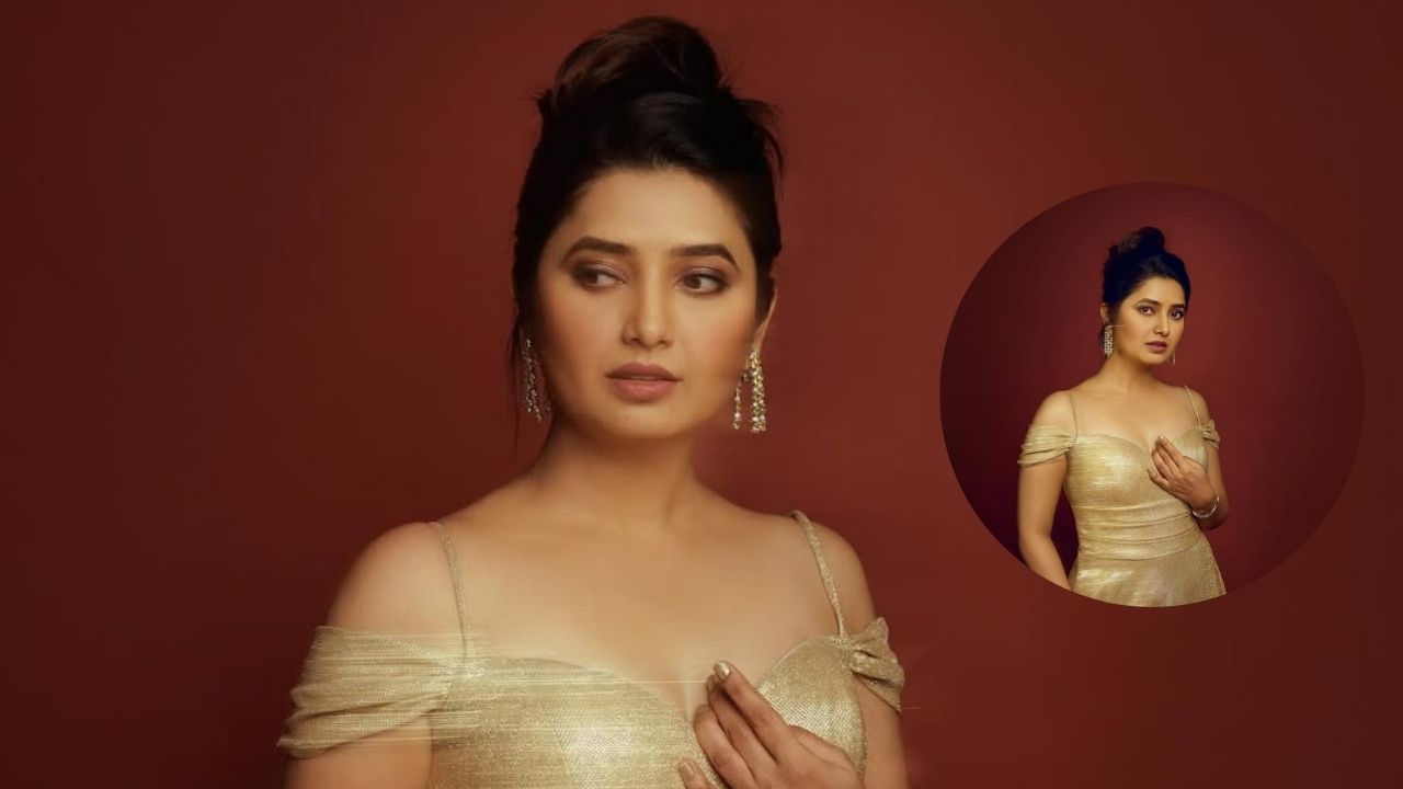 लवकरच महाराष्ट्राची ही दिग्गज जोडी Cannes Film Festival 2026 च्या Red Carpet वर झळकणार आहेत. महाराष्ट्राची लाडकी अभिनेत्री प्राजक्ता माळीही या सोहळ्याला उपस्थिती लावण्यासाठी निघाली आहे. 