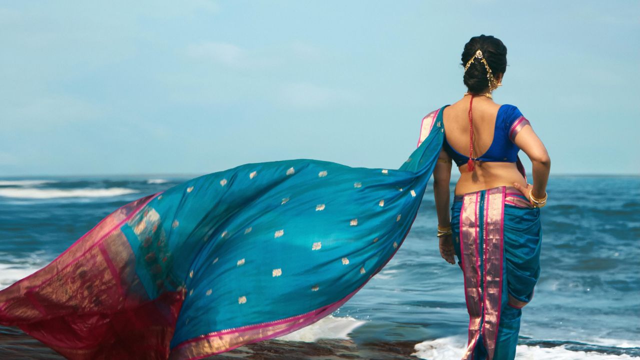 निळ्या रंगाच्या साडीमध्ये प्राजक्ताने फोटोशूट केला आहे. फ्रांसच्या समुद्रकिनारी हा Photoshoot करण्यात आला आहे. 
