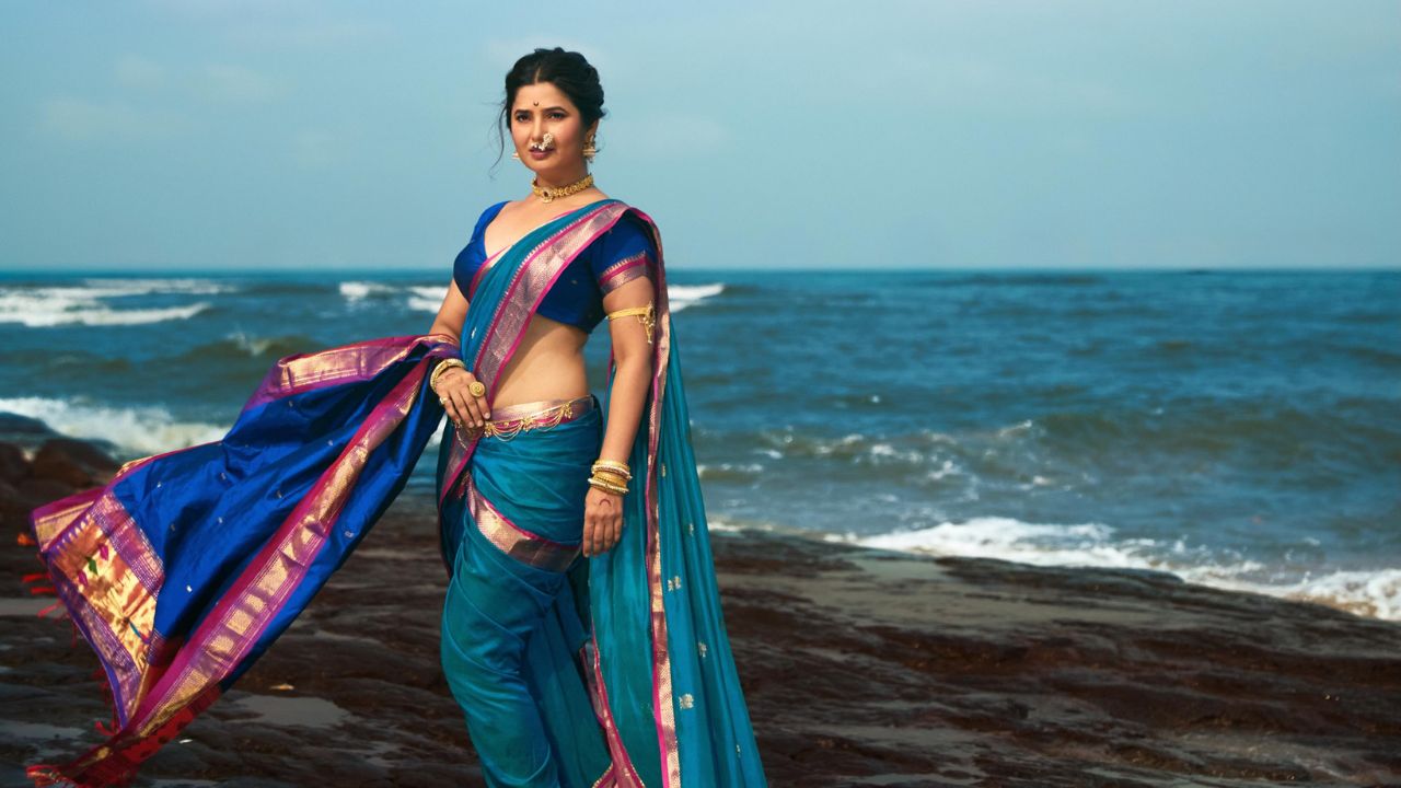 Cannes मध्ये मराठी हवा करून झाल्यानंतर Prajakta Mali ने France च्या समुद्रकिनारी Photoshoot केला आहे. 