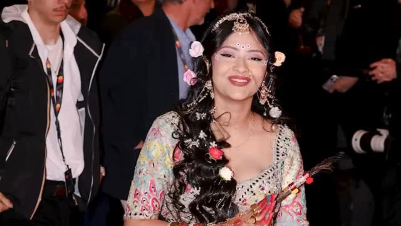 Cannes च्या Red Carpet वर अवतरली राधाराणी! ‘हातात मुरली, France च्या धर्तीवर राधा अवतरली’ सान्या ठाकूर Look