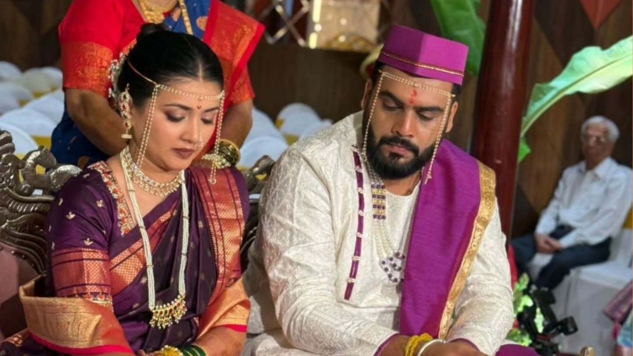 मेहंदीचे फोटोजही चर्चेचे येताच अभिनेत्रीच्या हळदीचे नवे फोटोज समोर आले आहे. त्यांनाही चाहत्यांनी भरभरून पसंती दिली आहे आणि शुभेच्छांचा वर्षाव केला आहे. 