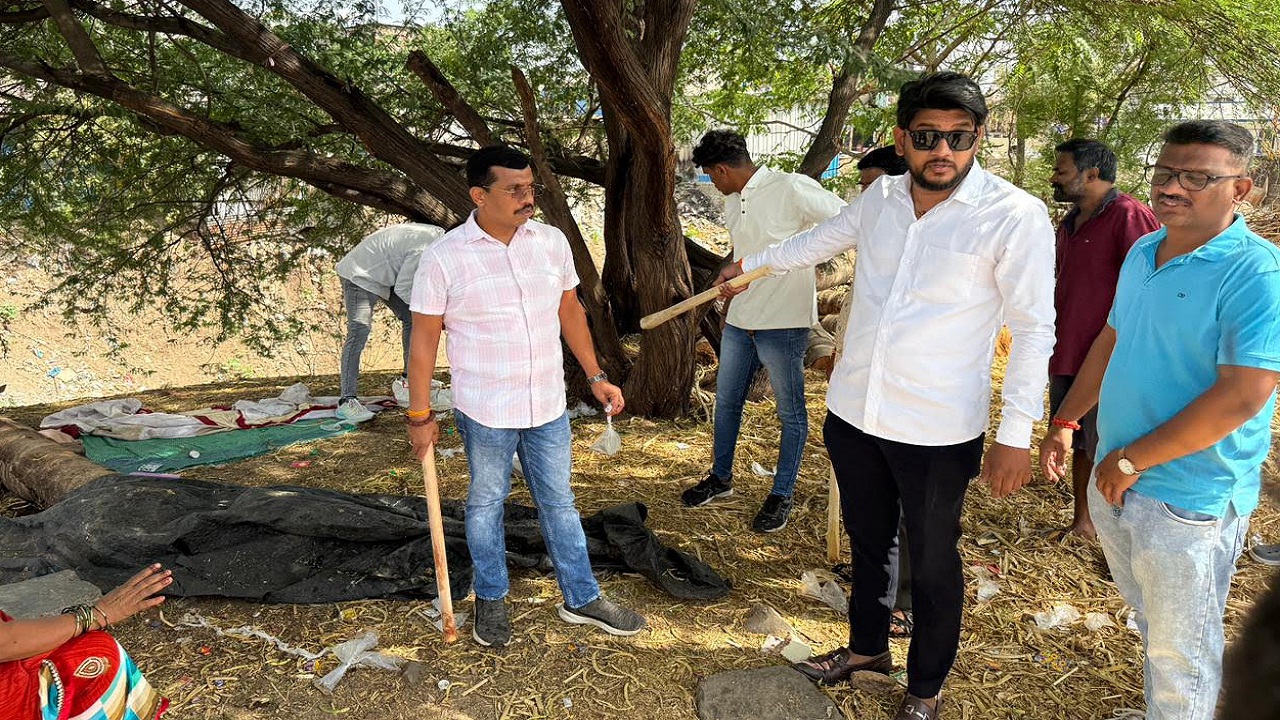 हडपसरमधील अवैध हातभट्टी दारूवरुन शिवसेना आक्रमक; शेकडो लिटर गावठी दारूचा साठा नष्ट