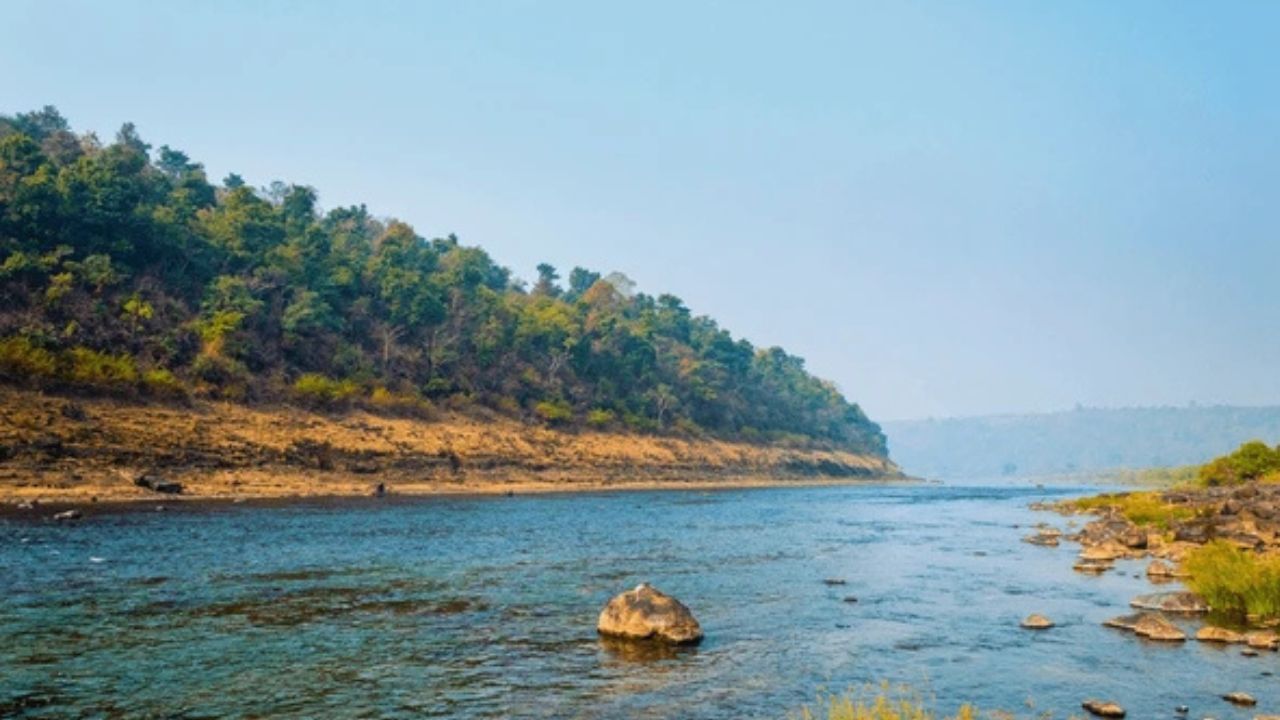 Narmada River : महादेवांच्या आशीर्वादाने जन्मलेली नर्मदा नदी; भक्तांसाठी का आहे मोक्षदायिनी? जाणून घ्या तिची पौराणिक कथा