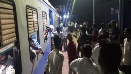 पुणे-दौंड डेमोच्या चाकांना अचानक आग, प्रवाशांमध्ये घबराट; पाटस रेल्वे स्थानकात काय घडलं?