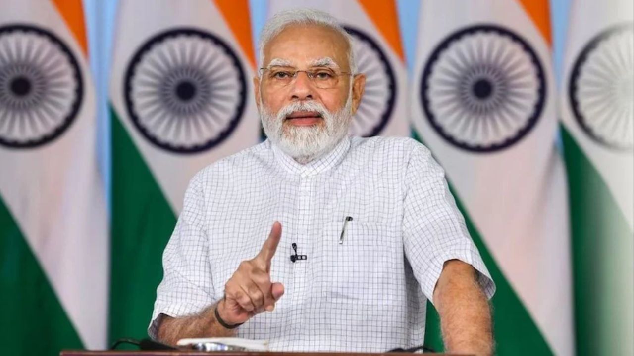 PM Modi Mann Ki Baat: पंतप्रधानांनी ‘मन की बात’मध्ये का केले ‘या’ दोन शिक्षकांचे कौतुक? जाणून घेण्यासाठी नक्की वाचा.. 