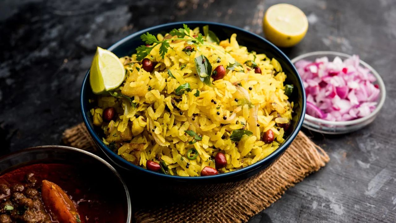 Poha Recipe: पोहे चिकट होतात? मग मऊ आणि मोकळे पोहे बनवण्यासाठी फॉलो करा ‘या’ सोप्या टिप्स, वाचा रेसिपी