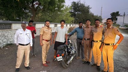 Mhaswad Police: म्हसवडमध्ये सुसाट पळणाऱ्या ‘सैराट’ दुचाकीस्वारांना कोणी लावला चाप? नागरिकांना का मिळाला मोठा दिलासा?