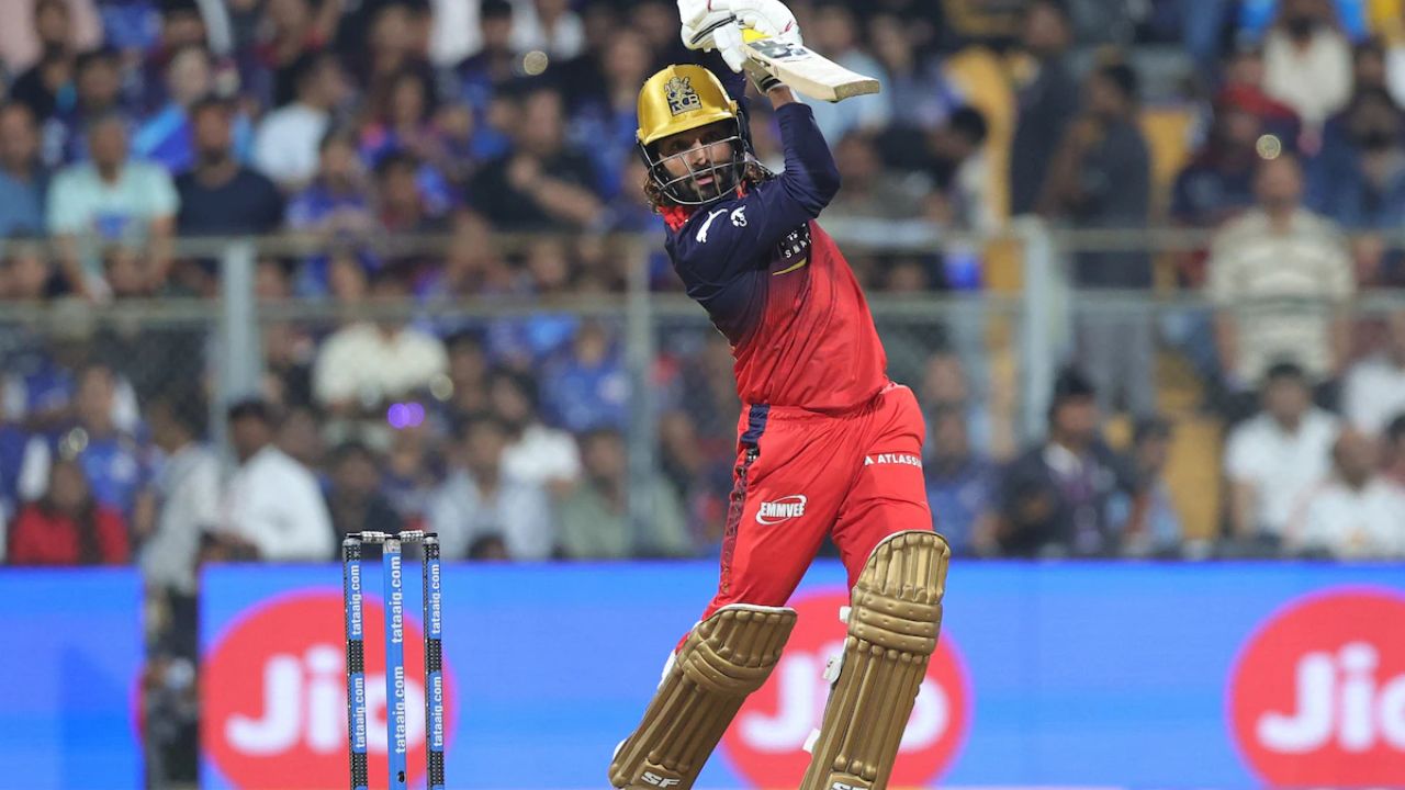 Rajat Patidar: रजत ‘रॉकेट’ पाटीदार! IPL चा नवा सिक्सर किंग;  ख्रिस गेलही पडला फिका