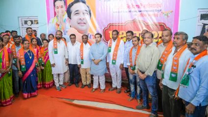 ठाकरेंच्या शिवसेनेला मोठा धक्का; पंचायत समिती सदस्यासह शेकडो कार्यकर्त्यांचा भाजपमध्ये प्रवेश