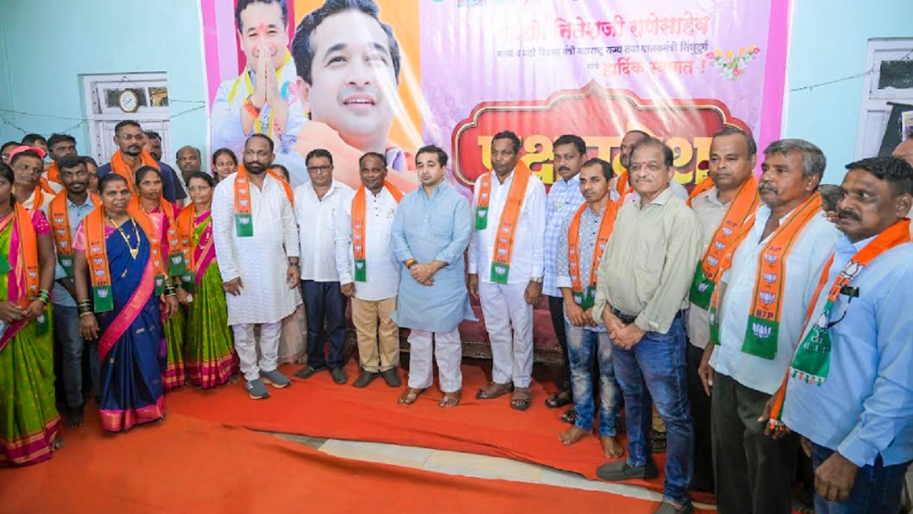 ठाकरेंच्या शिवसेनेला मोठा धक्का; पंचायत समिती सदस्यासह शेकडो कार्यकर्त्यांचा भाजपमध्ये प्रवेश