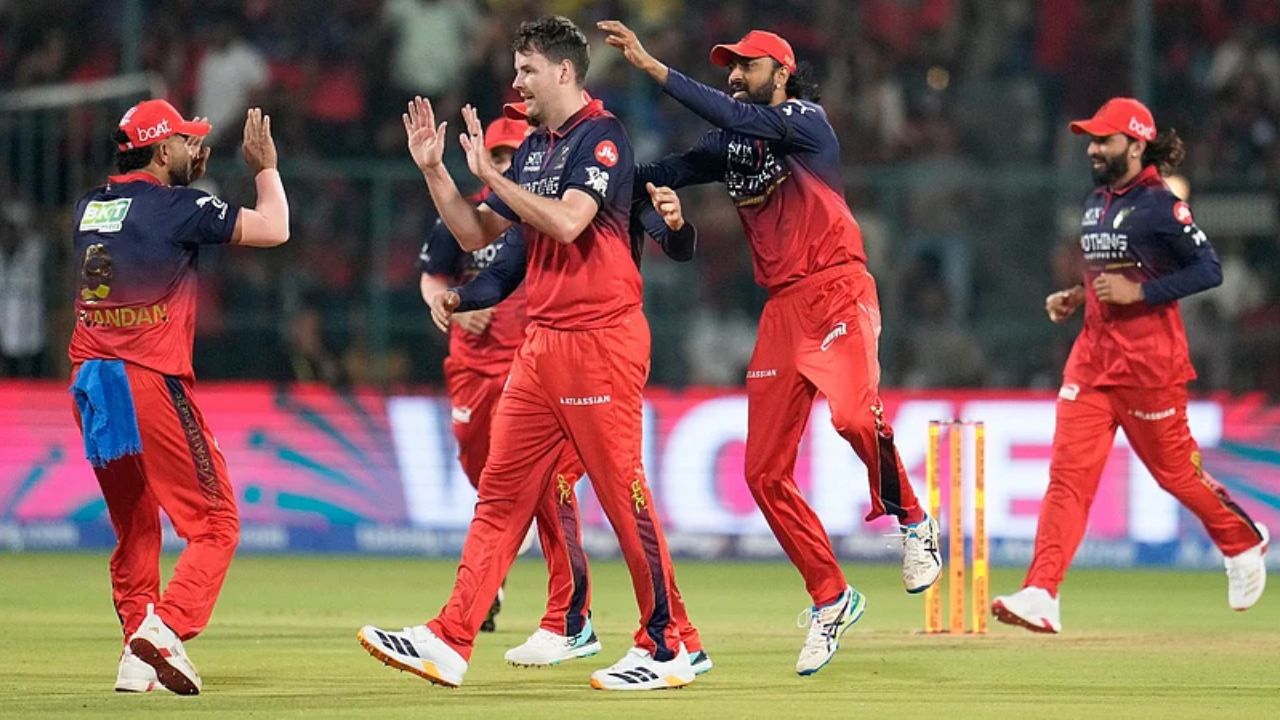 IPL 2026: RCB ची चिंता वाढली; प्लेऑफपूर्वी ‘हा’ स्टार फलंदाज स्पर्धेतून बाहेर, संघासमोर मोठं आव्हान