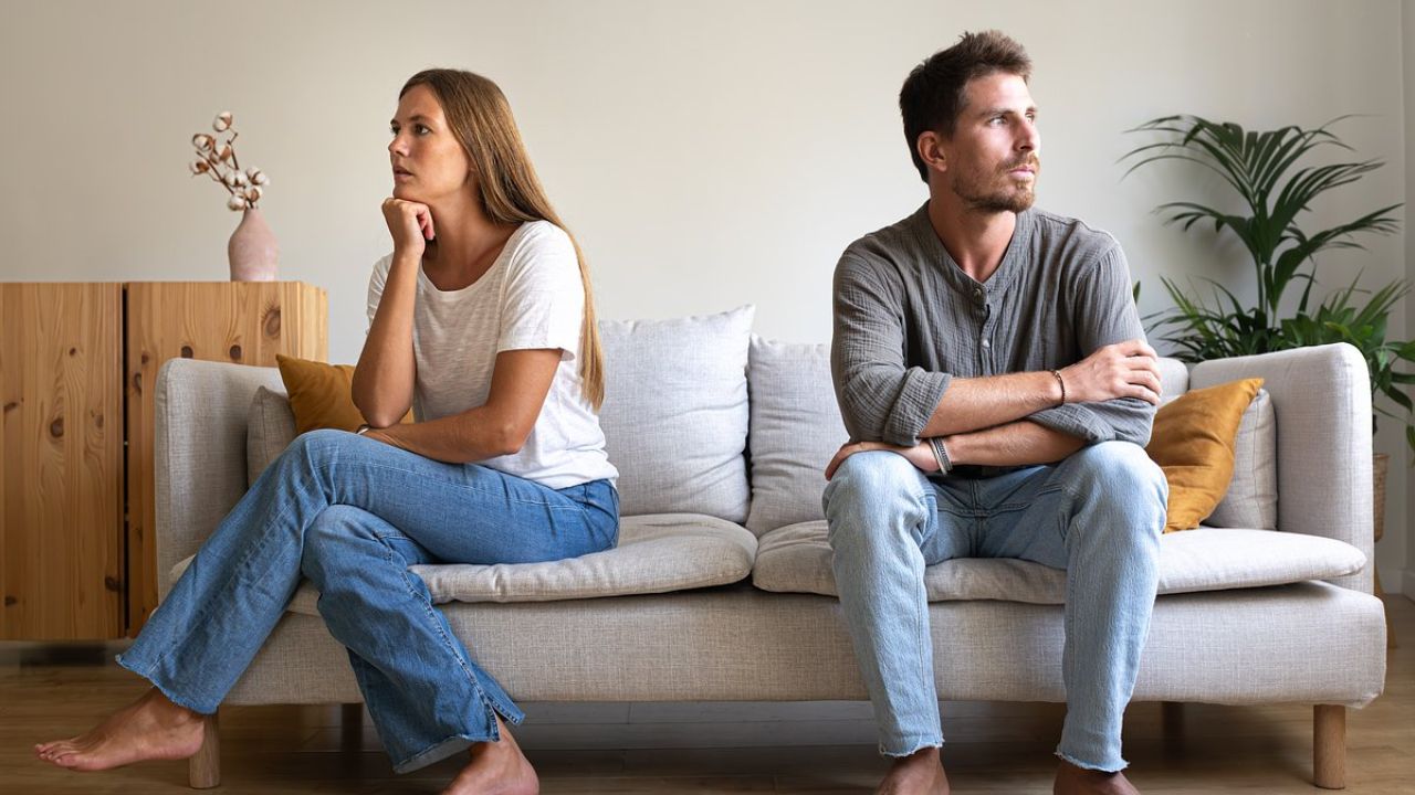 Relationship Tips: नातं तुटण्याआधी दिसतात ‘हे’ रेड फ्लॅग्स! टॉक्सिक रिलेशनशिपची सुरुवात ओळखा, वेळेत वाचवा नातं