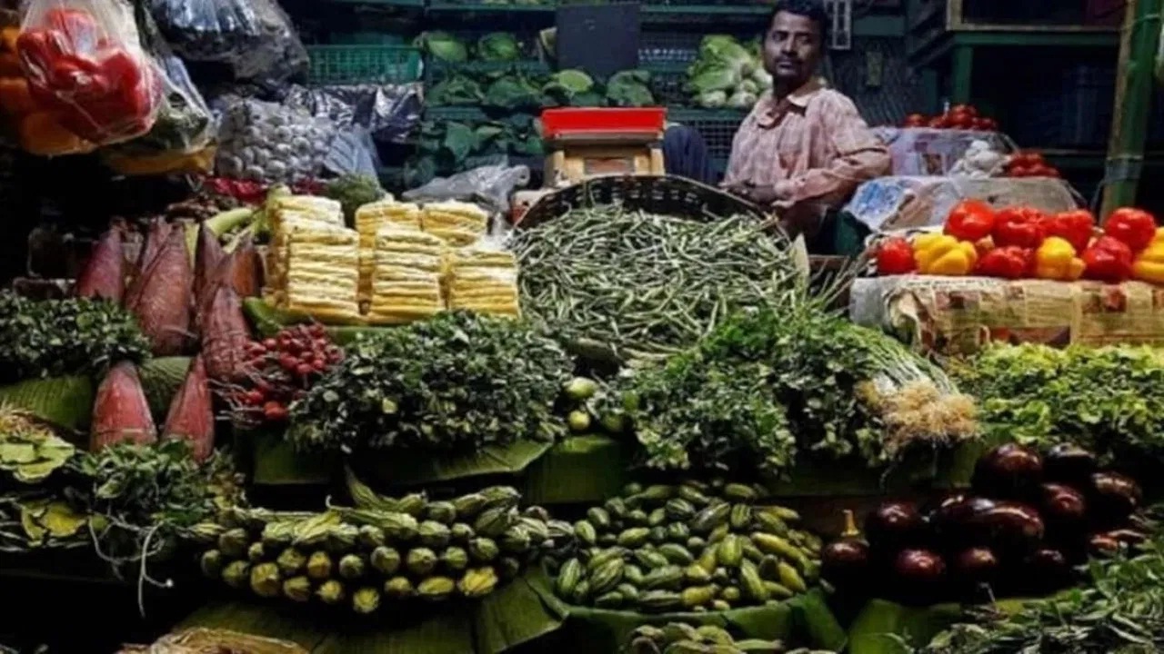 वाढत्या महागाईमुळे सर्वसामान्यांचे बजेट कोलमडले, घरखर्चाचा ताळमेळ बसेना; दरवाढीमुळे नागरिक हवालदिल