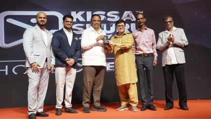 ग्रामीण महाराष्ट्रासाठी मोठं पाऊल; ‘किस्सा शुरू टॉकीज’मुळे आता गावागावांत घरबसल्या पाहाता येणार नवीन चित्रपट