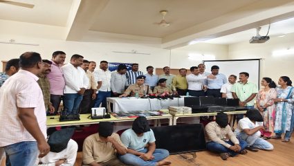 Satara Crime: डॉलरमध्ये उकळत होते पैसे; साताऱ्यातील बोगस कॉल सेंटरचा पर्दाफाश, लाखोंचा मुद्देमाल जप्त