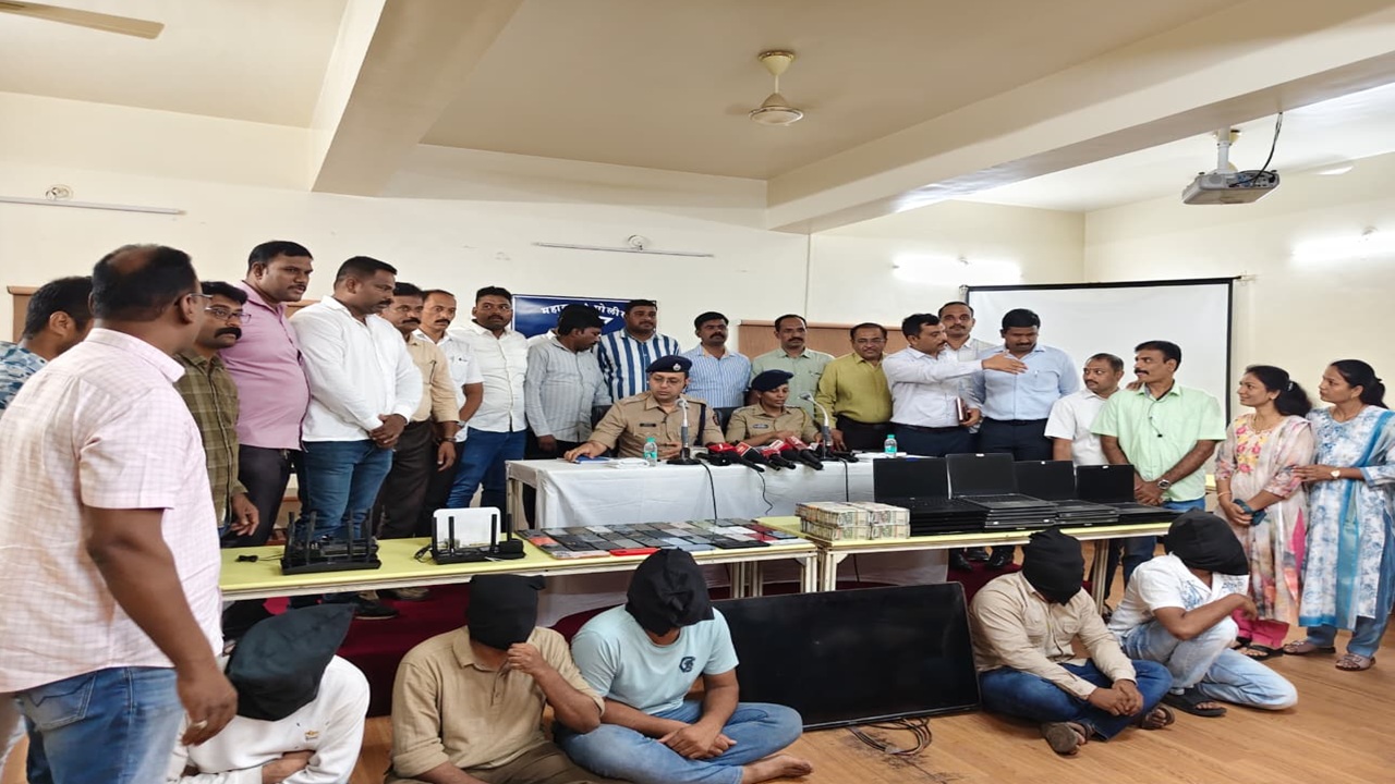 Satara Crime: डॉलरमध्ये उकळत होते पैसे; साताऱ्यातील बोगस कॉल सेंटरचा पर्दाफाश, लाखोंचा मुद्देमाल जप्त