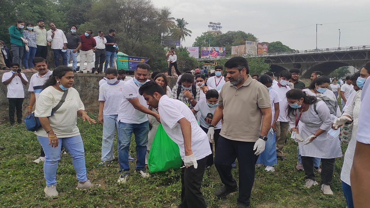 प्रत्येक कामात तरुणांचा सहभाग महत्वाचा; पुण्यात स्वच्छता मोहिमेला सतेज पाटील, यशोमती ठाकूर यांची उपस्थिती