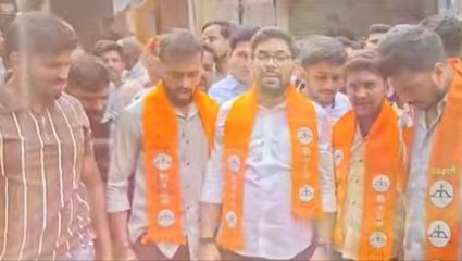 Thane News :  ठाण्यात युवासेना आक्रमक! संजय राऊतांचा पुतळा जाळत जोरदार आंदोलन