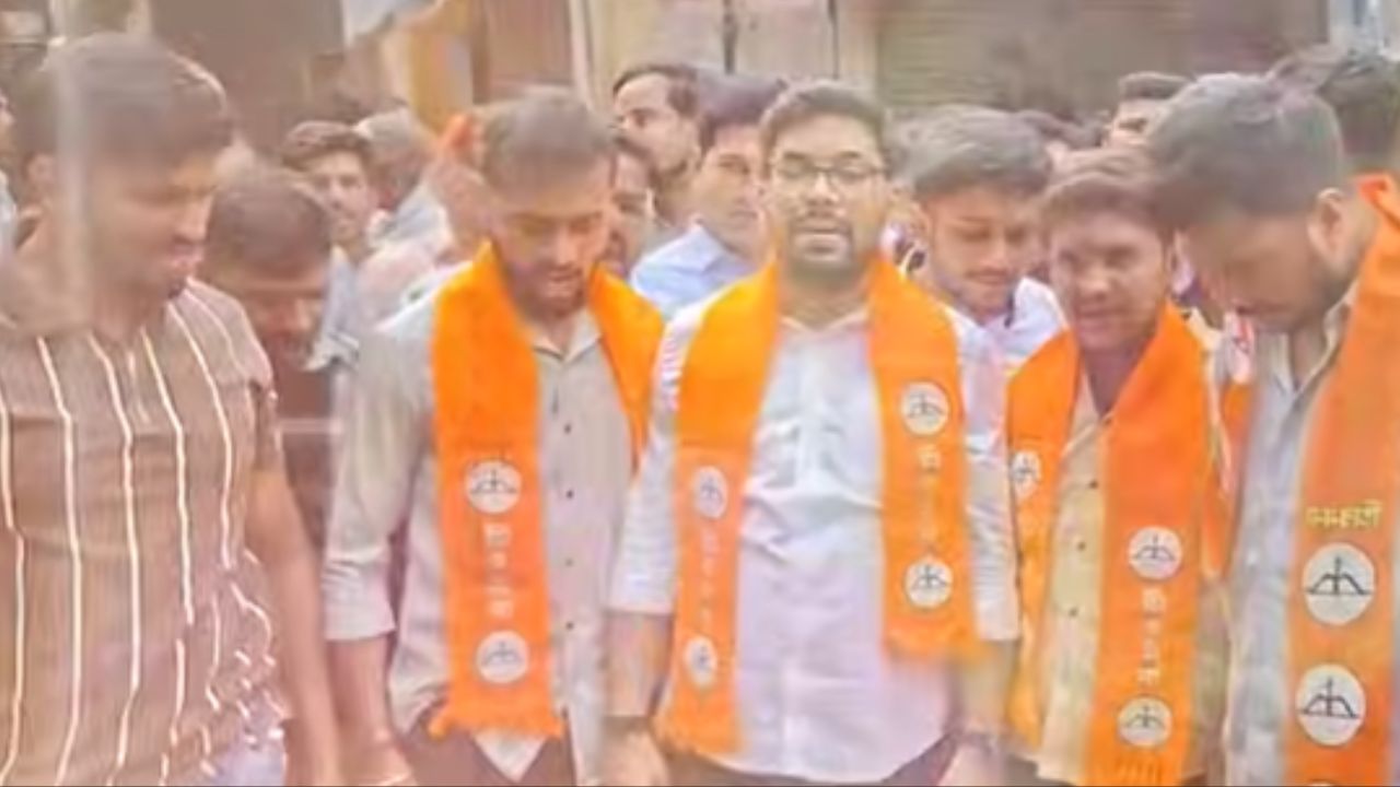 Thane News :  ठाण्यात युवासेना आक्रमक! संजय राऊतांचा पुतळा जाळत जोरदार आंदोलन