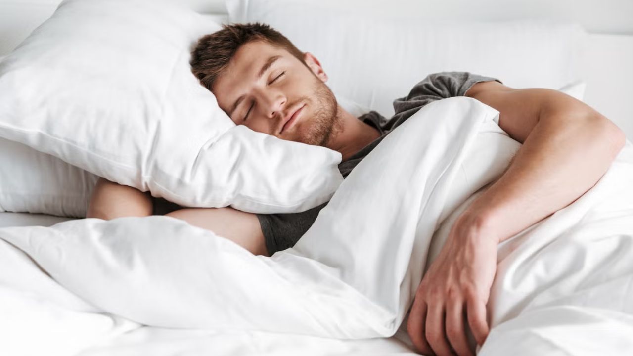 Sleep Duration: निरोगी शरीरासाठी वयानुसार किती तासांची झोप आवश्यक? जाणून घ्या तुमचा ‘परफेक्ट स्लीप टाइम’