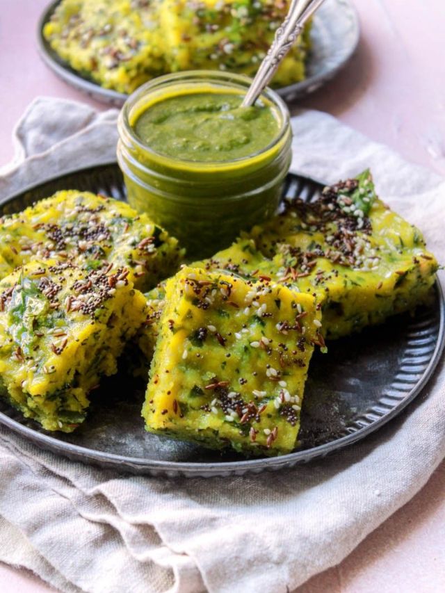 हेल्दी नाश्त्यासाठी ट्राय करा हिरव्या मुगाचा ढोकळा