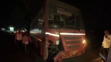 काळजाचा थरकाप उडवणारा अपघात; एसटी बस अन् दुचाकीच्या धडकेत 4 तरुणांचा जागीच मृत्यू