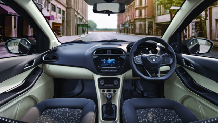 निव्वळ कमाल! Tata Tiago EV चे केबिन पाहून डोळेच विस्फारतील! Dual Display आणि प्रिमीयम फिचर्सने व्हाल अवाक्