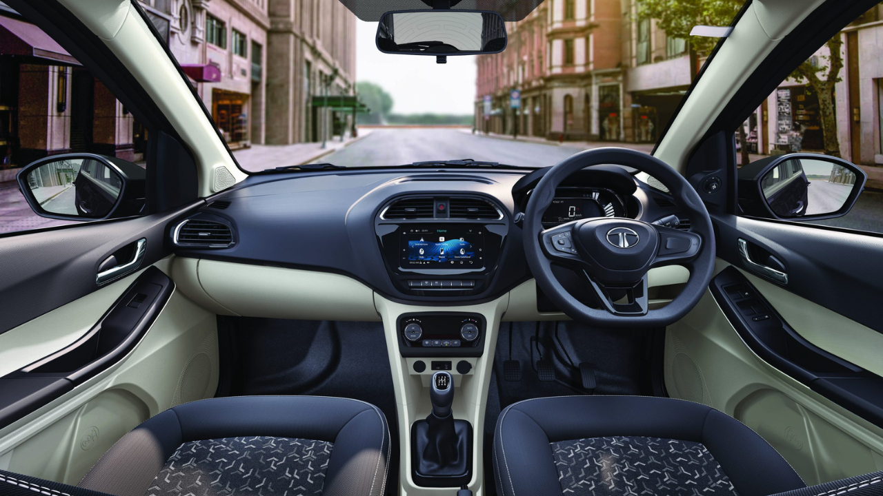 निव्वळ कमाल! Tata Tiago EV चे केबिन पाहून डोळेच विस्फारतील! Dual Display आणि प्रिमीयम फिचर्सने व्हाल अवाक्