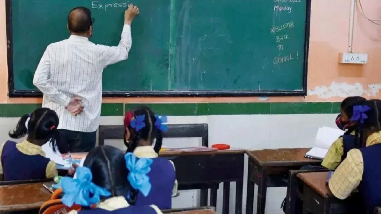 प्रतिनियुक्तीवरील शिक्षकांना मूळ शाळेत परतण्याचे आदेश; मे महिन्याचे वेतन रोखण्याचाही इशारा