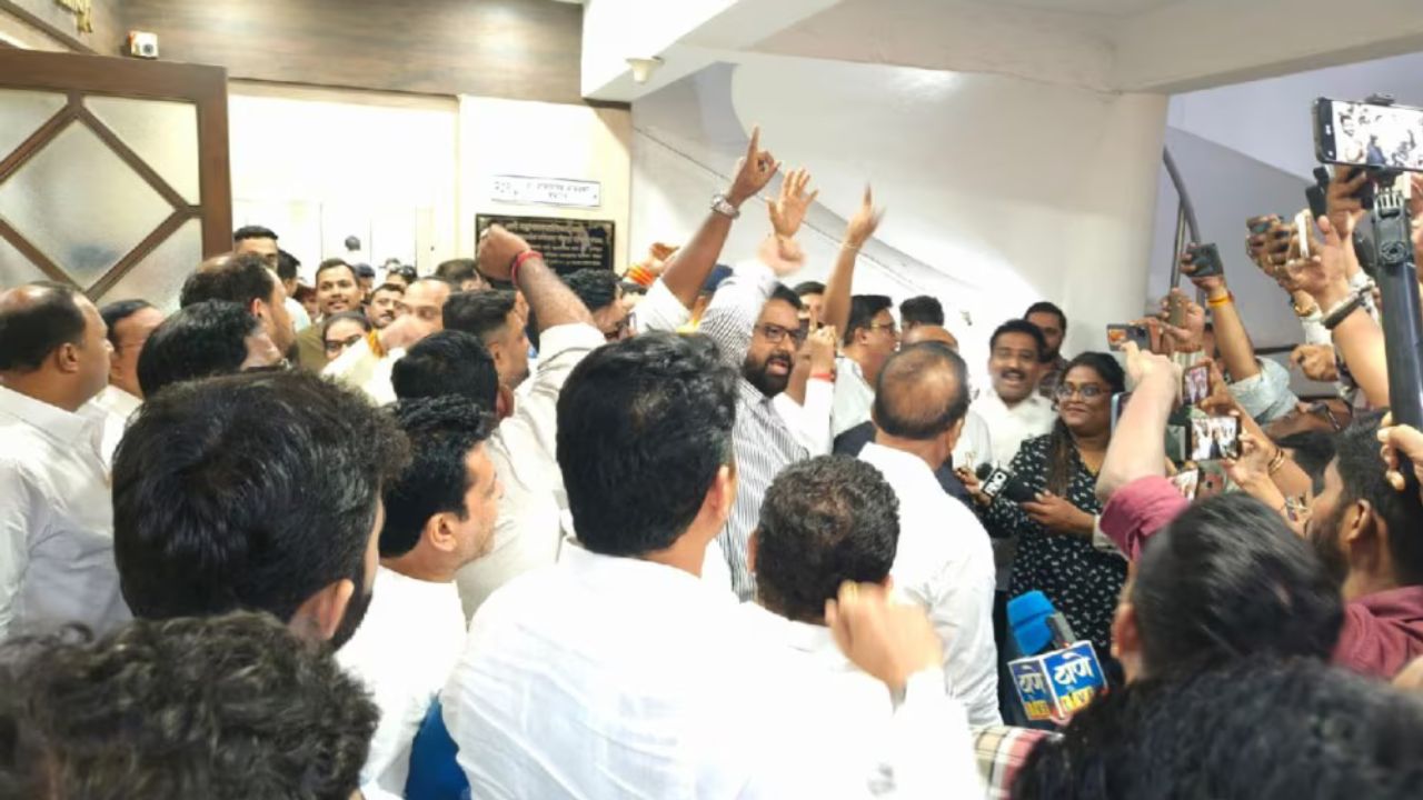 Thane News : राष्ट्रगीत अपमानाच्या आरोपांवरून ठाण्यात राजकारण तापले; शिवसेनेकडून भाजपवर पलटवार