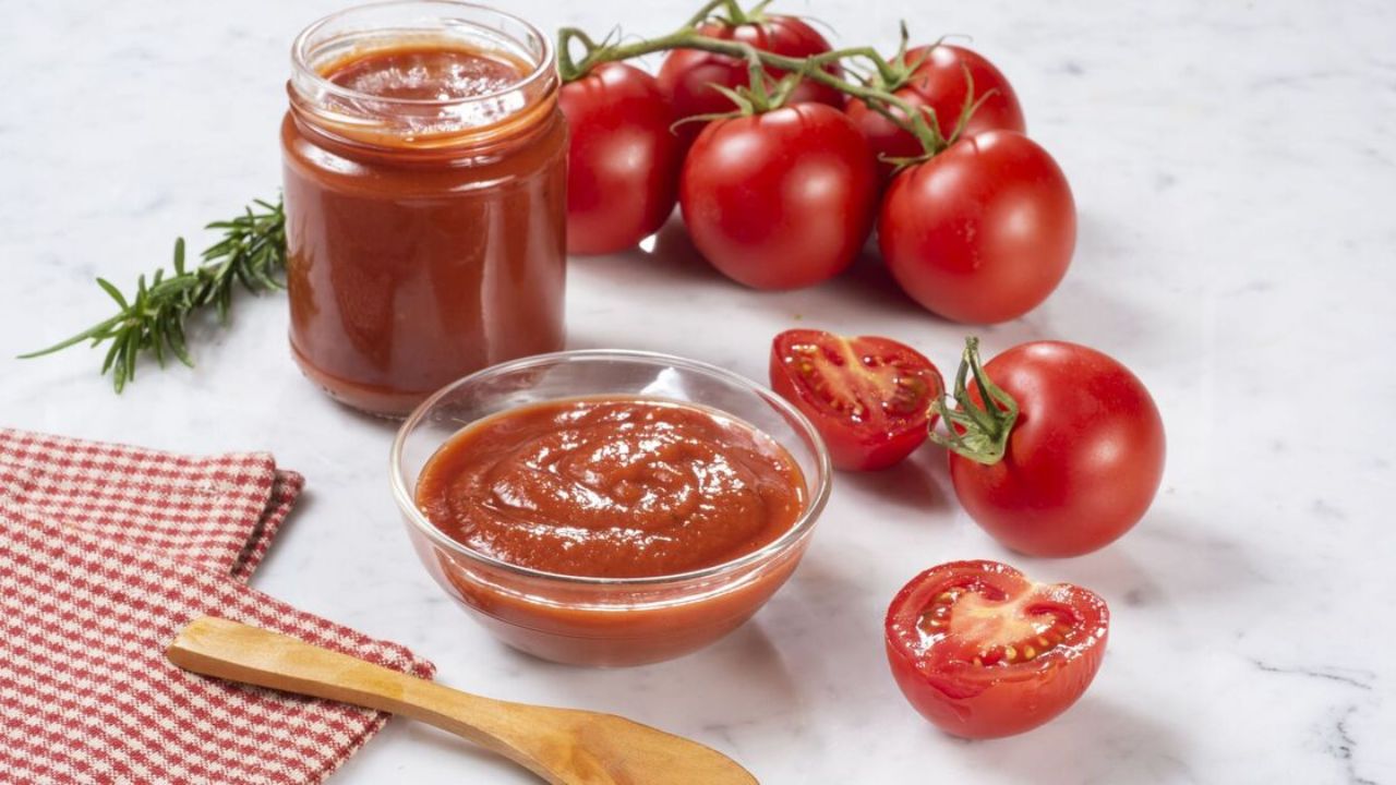 Tomato Sauce Recipe: मुलांसाठी घरच्या घरी बनवा प्रिझर्व्हेटिव्ह-फ्री टेस्टी अन् हेल्दी टोमॅटो सॉस, रेसिपी नोट करा