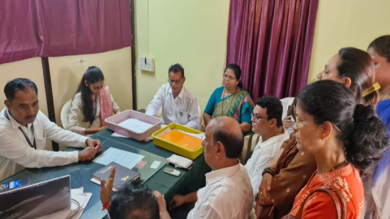 सावंतवाडीत विजेचा खेळखंडोबा; माजी नगराध्यक्ष बबन साळगावकरांच्या नेतृत्वाखाली महावितरणला ‘घेराव’