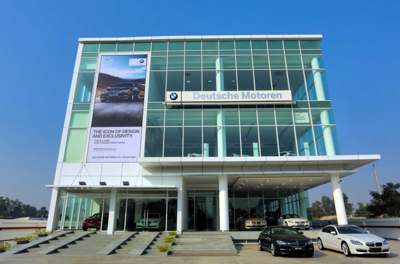 BMW Deutsche Motoren, फरीदाबाद- BMW चे Deutsche Motoren हे फरीदाबादमधील शोरूम भारतातील सर्वात मोठ्या BMW डीलरशिपपैकी एक मानले जाते. हे सुमारे 1,30,000 चौरस फूट क्षेत्रात पसरलेले आहे. येथे एकाच वेळी 13 हून अधिक BMW गाड्यांचे प्रदर्शन करता येते. शोरूममध्ये विक्री, सेवा, स्पेअर पार्ट्स आणि ग्राहक अनुभवासाठी स्वतंत्र विभाग आहेत. दररोज शेकडो वाहनांची सेवा करण्याची क्षमता येथे उपलब्ध आहे. आधुनिक वास्तुरचना आणि जागतिक दर्जाच्या सुविधांमुळे हे भारतातील सर्वात प्रतिष्ठित लक्झरी कार शोरूमपैकी एक आहे.