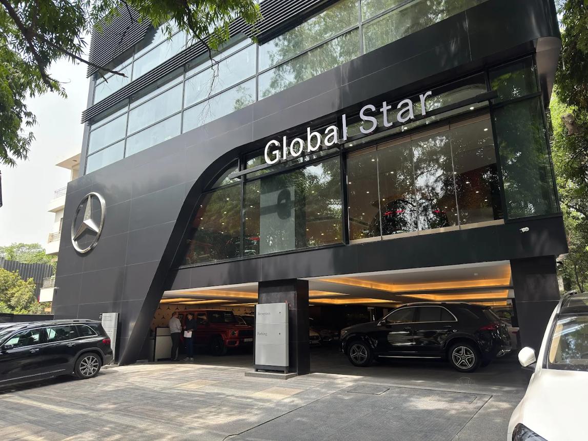 Mercedes-Benz T&T Motors Flagship Store, नवी दिल्ली- दिल्लीतील T&T Motors चे Mercedes-Benz Flagship Store हे भारतातील सर्वात मोठ्या लक्झरी कार शोरूमपैकी एक आहे. हे सुमारे 60,000 चौरस फूट क्षेत्रात उभारले गेले आहे. येथे Mercedes-Benz च्या जवळपास सर्व प्रमुख मॉडेल्सचे प्रदर्शन केले जाते. ग्राहकांसाठी प्रीमियम लाउंज, कॅफे आणि विशेष डिलिव्हरी झोनची सुविधा आहे. आधुनिक डिजिटल अनुभव आणि आलिशान वातावरण यामुळे हे शोरूम लक्झरी वाहन खरेदीचा दर्जा उंचावते.
