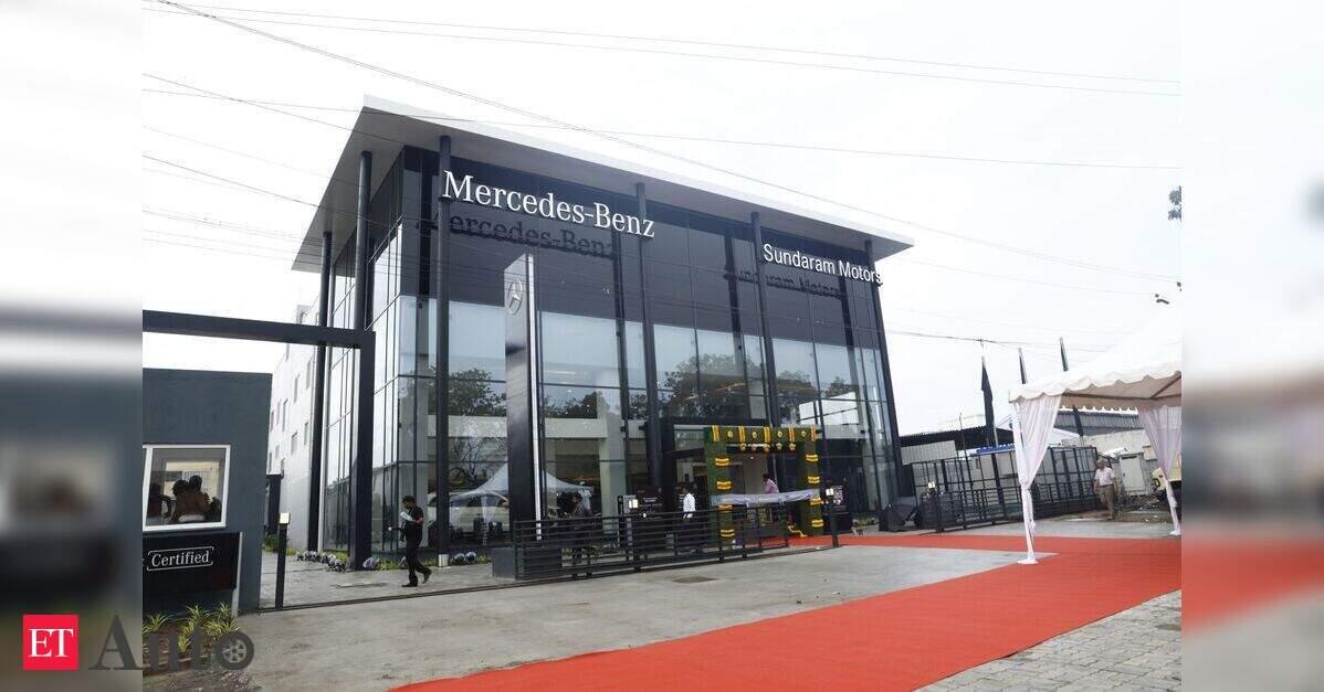 Mercedes-Benz Transcar India, चेन्नई- चेन्नईमधील Transcar India हे दक्षिण भारतातील सर्वात मोठ्या Mercedes-Benz डीलरशिपपैकी एक आहे. हे जवळपास 29,900 चौरस फूट क्षेत्रात उभारलेले आहे. शोरूममध्ये लक्झरी वाहनांचे प्रदर्शन, विक्री आणि सेवा सुविधा एकाच ठिकाणी उपलब्ध आहेत. दक्षिण भारतातील Mercedes-Benz ग्राहकांसाठी हे एक महत्त्वाचे केंद्र आहे. अत्याधुनिक डिझाइन आणि जागतिक दर्जाच्या ग्राहक सेवेमुळे हे शोरूम विशेष ओळख मिळवते.