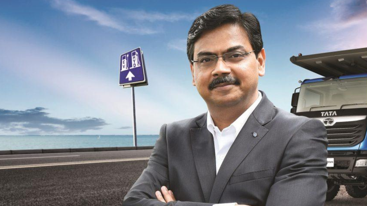 Girish Wagh-गिरीश वाघ हे भारतातील सर्वात प्रसिद्ध ऑटोमोबाईल अभियंत्यांपैकी एक मानले जातात. टाटा मोटर्समध्ये काम करताना त्यांनी जगातील सर्वात स्वस्त कार म्हणून ओळखल्या जाणाऱ्या टाटा नॅनो प्रकल्पाचे नेतृत्व केले. कमी खर्चात सुरक्षित आणि व्यवहार्य कार तयार करण्याचा त्यांचा प्रयत्न जागतिक ऑटोमोबाईल उद्योगासाठी एक नवा आदर्श ठरला. त्यानंतर त्यांनी व्यावसायिक वाहनांच्या विकासातही महत्त्वाची भूमिका बजावली. भारतातील अभियांत्रिकी कौशल्य जगासमोर आणण्यात त्यांचे योगदान मोठे आहे.