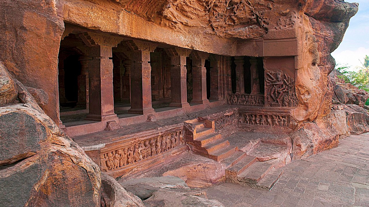 बदामी गुहा मंदिरे- चालुक्यकालीन वास्तुकलेचा हा सर्वात उत्कृष्ट नमुना आहे. एकाच अवाढव्य लाल खडकामध्ये या चार मुख्य गुंफा कोरलेल्या आहेत. पहिल्या गुंफेत भगवान शिवाचे १८ हातांचे 'नटराज' रूप, दुसऱ्या आणि तिसऱ्या गुंफेत विष्णूचे अवतार (त्रिविक्रम आणि वराह) आणि चौथी गुंफा जैन तीर्थंकरांना समर्पित आहे.