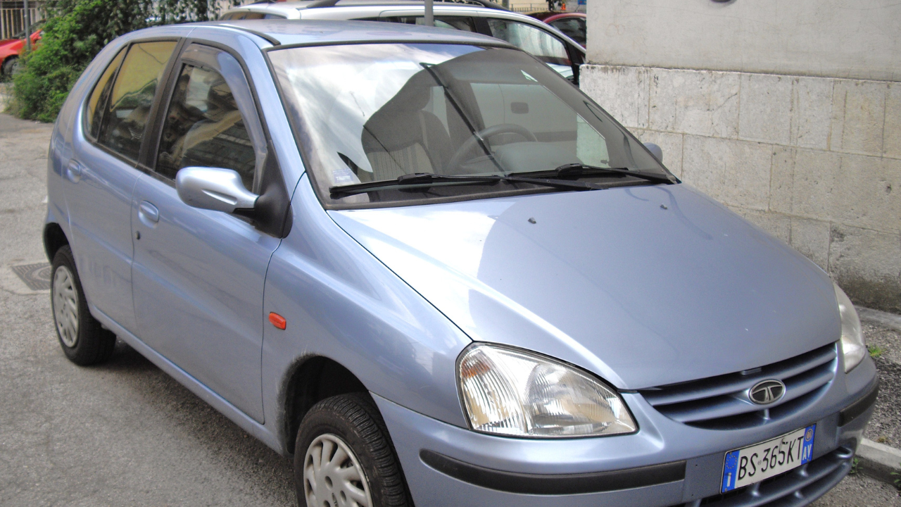 टाटा इंडिका (Tata Indica) १९९८ मध्ये लाँच झालेली टाटा इंडिका ही पूर्णपणे भारतात डिझाइन आणि उत्पादित केलेली देशातील पहिली 'स्वदेशी' हॅचबॅक कार मानली जाते. 